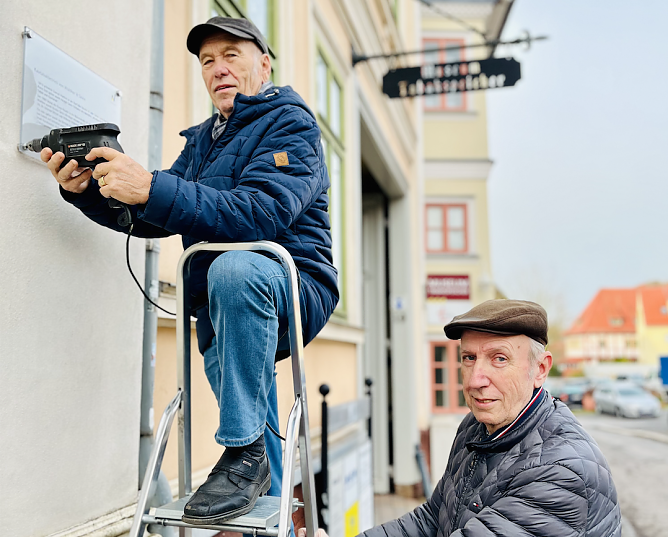 Herbert Sch&ouml;ffl, Mitarbeiter Museum Tabakspeicher, und Hans J&uuml;rgen Gr&ouml;nke (rechts) (Foto: Stadt Nordhausen)