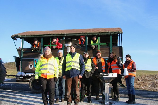 Etwas unterk&uuml;hlt aber entschlossen - die Demonstrationen an der Bundesstra&szlig;e hat man &uuml;ber die Landesgrenzen hinweg organisiert (Foto: agl)