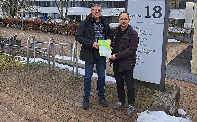 Die Gespr&auml;che gef&uuml;hrt haben Prof. Dr. Mario Sch&ouml;lzel (Prodekan Lehre, Professur/Lehrgebiet: Prozessoren und digitale Systeme) und Dr. Sascha Bicke (Transferwerk). (Foto: HSN)