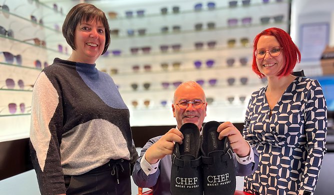  Chef Ulrich Ebert hat jetzt Pause: Nicole Pohl (links) und Anika Ziegler sind seit Jahresbeginn die neuen Gesch&auml;ftsf&uuml;hrerinnen bei "Weitblick Optik & H&ouml;rakustik" in der T&ouml;pferstra&szlig;e in Nordhausen. (Foto: SWG Nordhausen/S.Schedwill)
