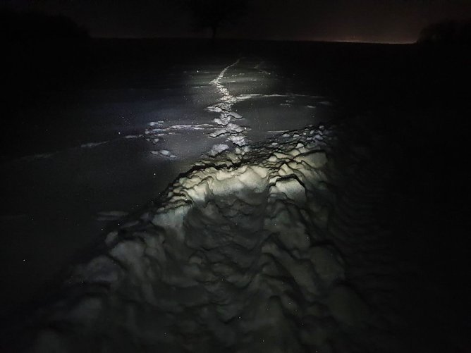 Ob die Langstreckenwanderer, wie vor drei Jahren, auch beim 49. S&uuml;dharz-Hunderter bei bis zu -22 &deg;C durch bis zu 30 Zentimeter tiefen Schnee stapfen m&uuml;ssen, ist noch ungewiss. Das Foto zeigt unsere Spur am 14.02.21 gegen 5 bei Hergisdorf nach rund 60 Kilometern.  (Foto: Bodo Schwarzberg)