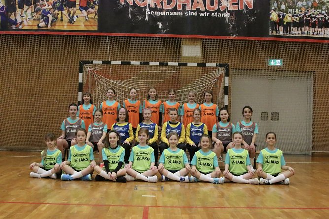 Die Handball-Girls freuen sich &uuml;ber neue Ausr&uuml;stung (Foto: Katja Vopel)
