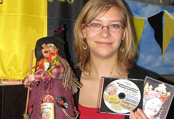 Soraya Grolms verkauft in der Stadtinformation Souvenirs zum Rolandsfest (Foto: psv)