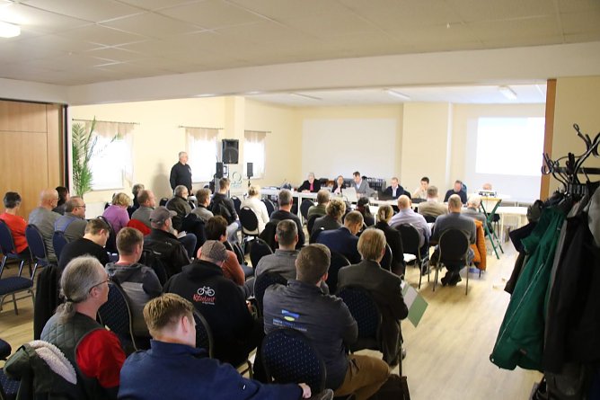 Zur Anh&ouml;rung kam man heute im Sportlerheim zusammen (Foto: agl)