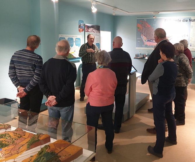 Mitglieder des Vereins S&uuml;dharzer Karstlandschaft e.V. bei einer F&uuml;hrung durch die neue Ausstellung des Biosph&auml;renreservats Karstlandschaft S&uuml;dharz (Foto: Dr. Urte Bachmann)