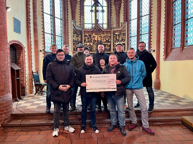 Spendenscheck f&uuml;r Windehausen (Foto: Evangelischer Kirchenkreis S&uuml;dharz)