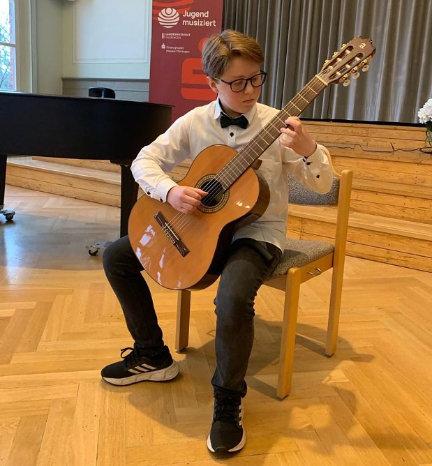 Anton Cieslak an der Gitarre (Foto: Pressestelle Landratsamt) Anton Cieslak an der Gitarre (Foto: Pressestelle Landratsamt)