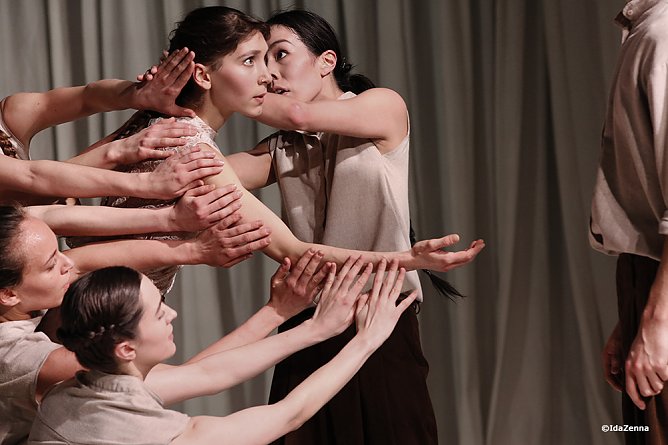 Les Noces - Ballettdoppel im Theater (Foto: Ida Zenna) Les Noces - Ballettdoppel im Theater (Foto: Ida Zenna)