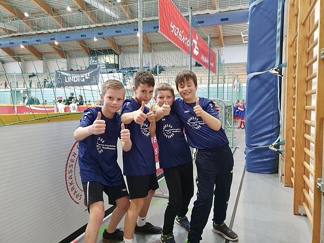 Die Fu&szlig;ballspieler der Evangelischen Grundschule Nordhausen Stien Walter, Jakob Lenz, Moritz Naumann und Arthur Picking der Klasse 4 gewinnen beim Fairplay Soccer Turnier der Sparkassen. (Foto: Stefan Fienhold)
