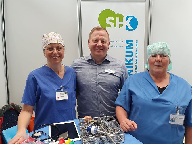 Von links: Schwester Jeannette Bergmann, Sven K&ouml;hn, Schwester Kornelia Enders (Foto: SHK)