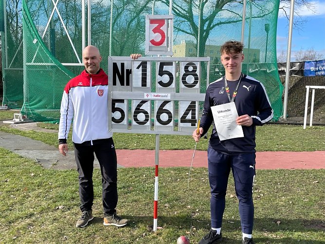 Alexander Brehm mit seinem Trainer (Foto: LV Altstadt '98 Nordhausen) Alexander Brehm mit seinem Trainer (Foto: LV Altstadt '98 Nordhausen)