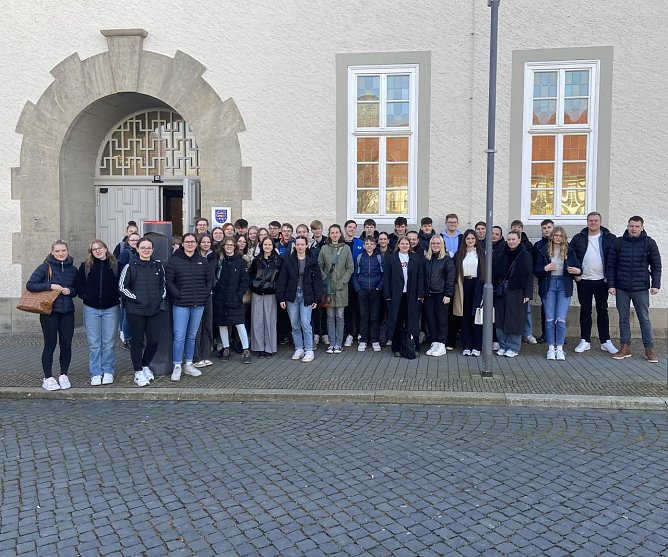 Schillers vor Gericht - die Bleicher&ouml;der Sch&uuml;lerinnen und Sch&uuml;ler besuchten das Amtsgericht M&uuml;hlhausen (Foto: Schillergymnasium Bleicherode)