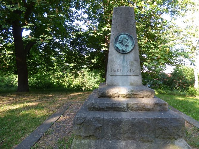 Denkmal von 1906 aus Granit mit einer ausdrucksvollen Bildnisplakette (Reliefprofil) von Otto Henschel (1871-1937) am Hauptweg in das Gehege  (Foto: Heidelore Kneffel)