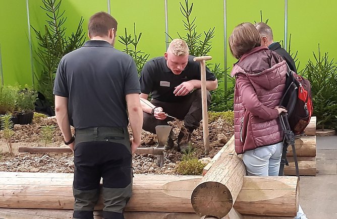 Th&uuml;ringenForst-Experten zeigen auf der Forst3 am Pflanzbecken, wie vitale Forstpflanzen aussehen, welche Pflanzverfahren es gibt und wie man Kulturen sch&uuml;tzt und pflegt (Foto: Dr. Horst Spro&szlig;mann)