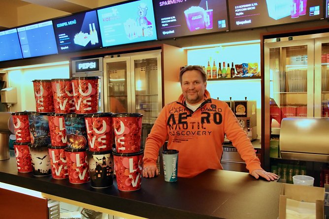 Nicht nur die Theke ist neu, seit vergangenem Jahr ist man Dank Mehrwegbechern auch im Kinoalltag nachhaltiger unterwegs (Foto: agl)