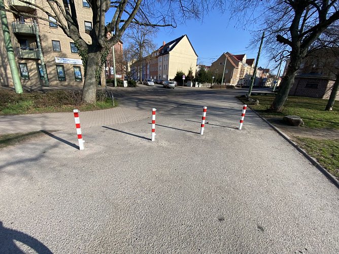 Die Poller auf dem August-Bebel-Platz versperren die Zufahrt von der K&uuml;tzingstra&szlig;e (Foto: SPD Nordhausen)