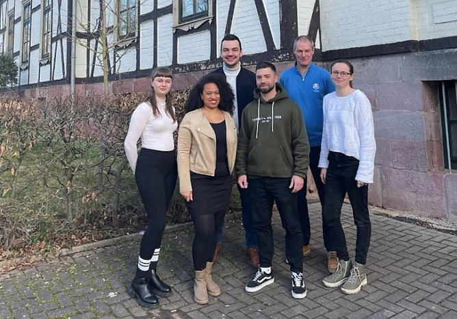 Die Studierenden, gemeinsam mit dem Koordinator der Freiwilligenagentur (mitte, vorne), sowie dem Vorstandsvorsitzenden des KJR Andreas Meyer (rechts, hinten) (Foto: Kreisjugendring)