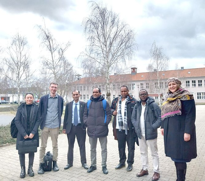 Vertreter der Jimma University, des DBFZ und der HSN w&auml;hrend der Campusf&uuml;hrun (Foto: Jenny Ettrich, Rio Rathje)