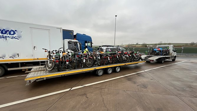 20 Mopets auf der Autobahn (A38) (Foto: API Th&uuml;ringen)