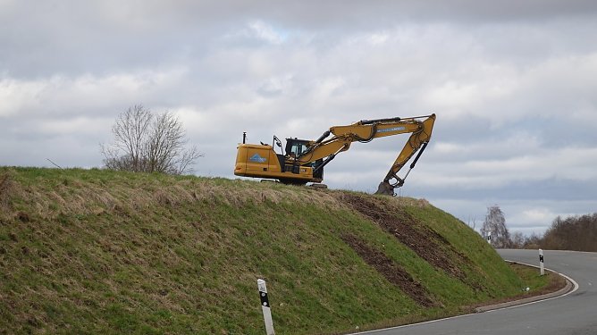 In der N&auml;he von P&uuml;tzlingen ist ein einsamer Bagger mit Begradigungen besch&auml;ftigt (Foto: nnz)
