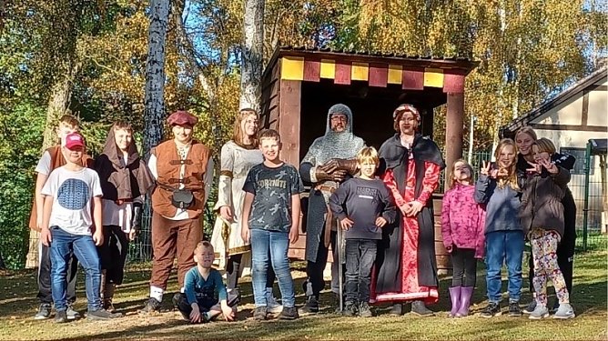 Ritter Ron mit Gefolge (Foto: Horizont) Ritter Ron mit Gefolge (Foto: Horizont)