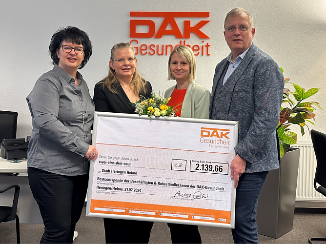 v.l.: Andrea Fischer (Leiterin), Katharina Fense (Ideengeberin), Alexandra Raabe (Kundenberaterin), Matthias Marquardt (B&uuml;rgermeister der Stadt Heringen)  (Foto: DAK Nordhausen)