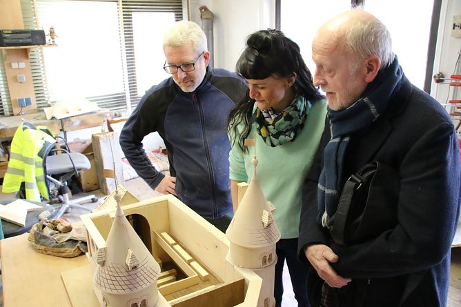 v.l.: Holzbildhauer Kai Hartmann, Dr. Marie Lius-Zahradnik und Joachim Heise vom Verein "Gegen Vergessen - F&uuml;r Demokratie" (Foto: agl)