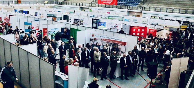 Das 26. Forum Berufsstart der Kreissparkasse wurde heute Mittag in der Wiedigsburghalle er&ouml;ffnet (Foto: agl)