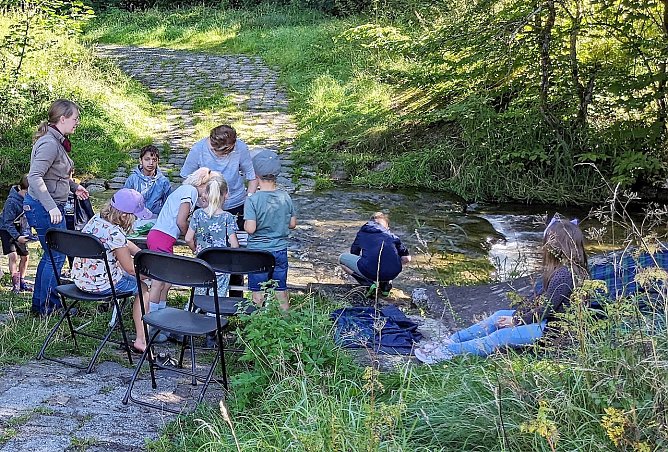 Kleine Forscher am Gew&auml;sserufer (Foto: S,Staubitz)