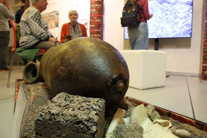 Die Ausstellung ist nicht nur reich bebildert sondern wird auch durch diverse Leihgaben wie diesen Blindg&auml;nger bereichert, den man am Theater gefunden hat (Foto: agl)