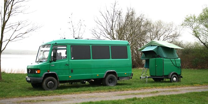 Mit zwei Unikaten am Stausee (Foto: Ulrich Reinboth)