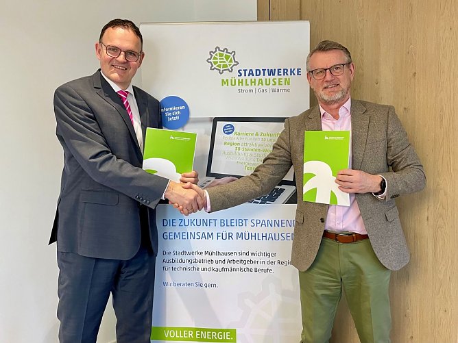 Prof. Dr. J&ouml;rg Wagner (links), Pr&auml;sident der Hochschule Nordhausen, und Henning Wei&szlig; (rechts), technischer Gesch&auml;ftsf&uuml;hrer der Stadtwerke M&uuml;hlhausen, besiegeln mit Handschlag die Kooperation zur F&ouml;rderung von MINT-Talenten durch ein duales Studienprogramm (Foto: Tina Bergknapp)