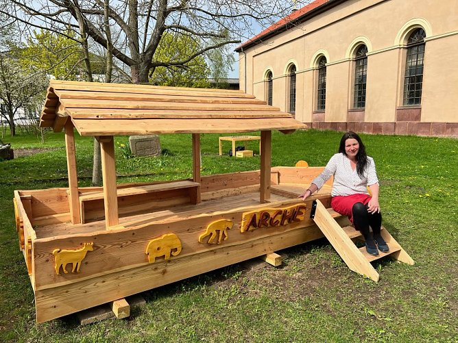 Kirstin Volkmann an der neuen Arche im Kirchgarten von St. Johannis in Urbach (Foto: Evangelischer Kirchenkreis S&uuml;dharz)
