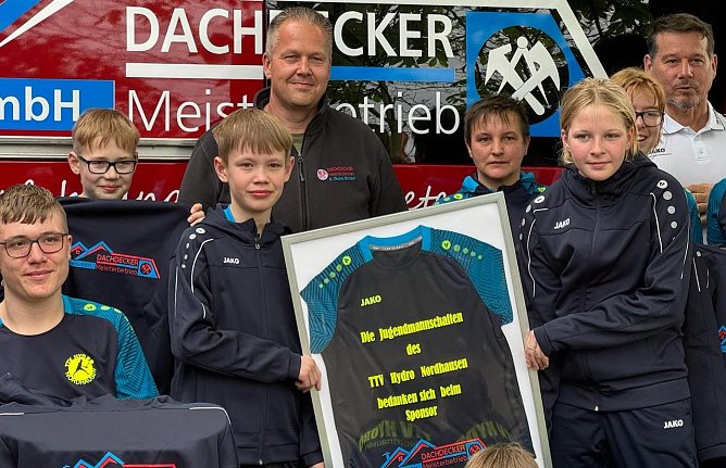 Gro&szlig;z&uuml;gige Spende f&uuml;r den Tischtennis-Nachwuchs: K.G&uuml;lle GmbH (Foto: TTV Hydro)