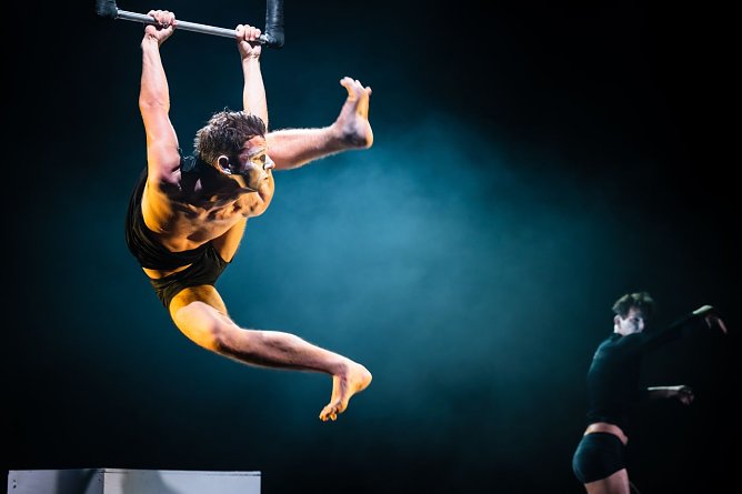 Virtuose Luftakrobatik gibt es am Sonntag im Zirkuszelt zu sehen (Foto: Studio 44)