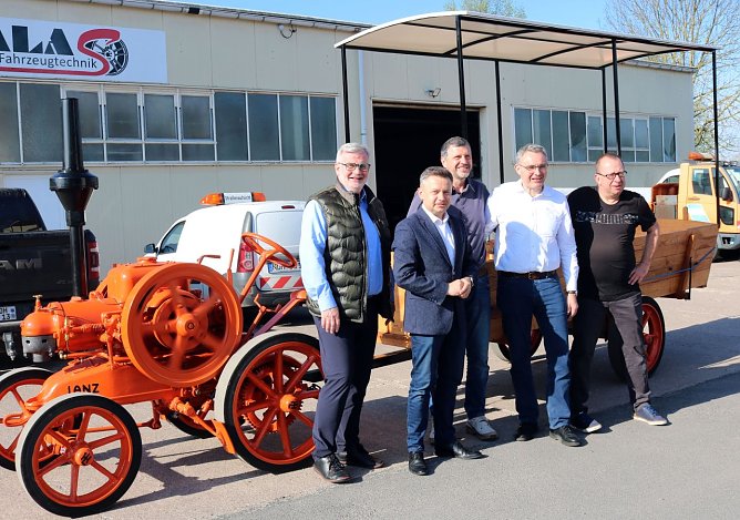Im Harzer Hexenreich wird zuk&uuml;nftig ein besonderes Fahrzeug aus Gostyń unterwegs sein. In dem polnischen Partnerlandkreis des Landkreises Nordhausen wurde in einer kleinen Manufaktur ein Lanz Traktor gebaut (Foto: Pressestelle Landratsamt)