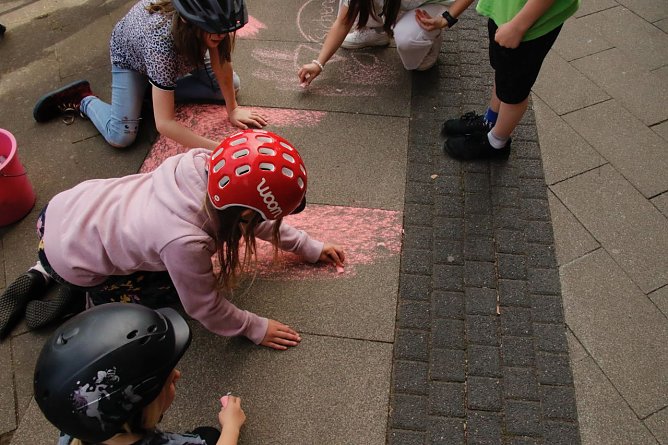 In der unteren Rautenstraße wurde der Radweg mit Kreide wieder rot gefärbt (Foto: agl) In der unteren Rautenstraße wurde der Radweg mit Kreide wieder rot gefärbt (Foto: agl)