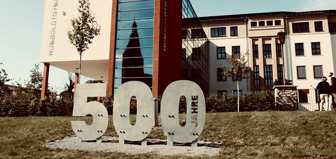 Vergangenheit und Gegenwart vereint - vor dem Humboldt-Gymnasium erinnert seit heute eine Zahl an die lange Geschichte des Nordh&auml;user Schulwesens (Foto: agl)