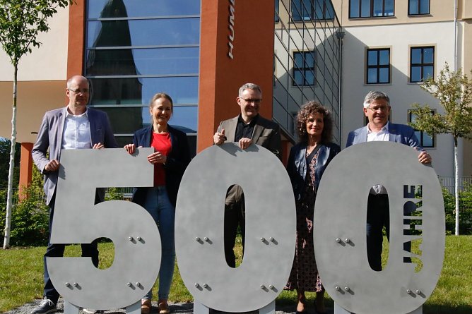 Zur Einweihung erinnerten die Beteiligten heute auch an H&ouml;hen und Tiefen der letzten zehn Jahre reger Baut&auml;tigkeit (Foto: agl)