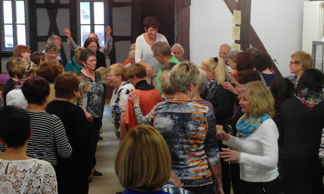 Lachyoga im Tabakspeicher (Foto: Stadtverwaltung Nordhausen ) Lachyoga im Tabakspeicher (Foto: Stadtverwaltung Nordhausen )