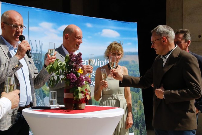 Minister Tiefensee hatte f&uuml;r die Nordh&auml;user Bauherren der Servicegesellschaft viel Lob &uuml;ber, man habe ein vision&auml;res Konzept vorgelegt und in gemeinsamer Anstrengung konsequent durchgef&uuml;hrt (Foto: agl)