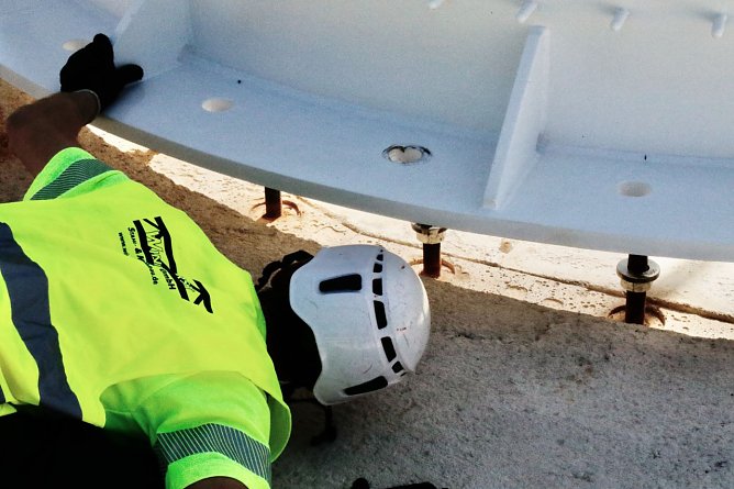 In Milimeterarbeit und mit Fingerspitzengef&uuml;hl wurde heute das erste Element auf die Turmbasis gesetzt (Foto: agl)