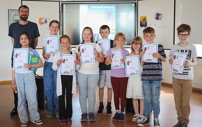 Die besten Leserinnen und Leser mit Buchhändler Joachim Rose (Foto: Bert-Brecht-Grundschule) Die besten Leserinnen und Leser mit Buchhändler Joachim Rose (Foto: Bert-Brecht-Grundschule)