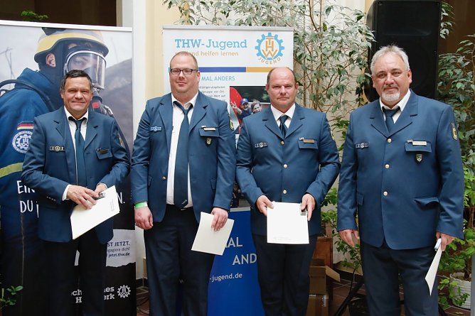 Verdiente Einsatzkr&auml;fte wurde mit dem Helferzeichen in Gold ausgezeichnet (Foto: agl)