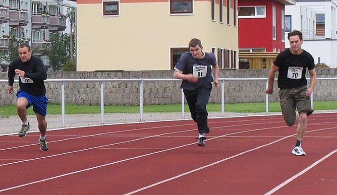 Jeweils drei Bewerber stellten sich im Kurzstreckenlauf auf dem Hohekreuz-Sportplatz (Foto: psv)
