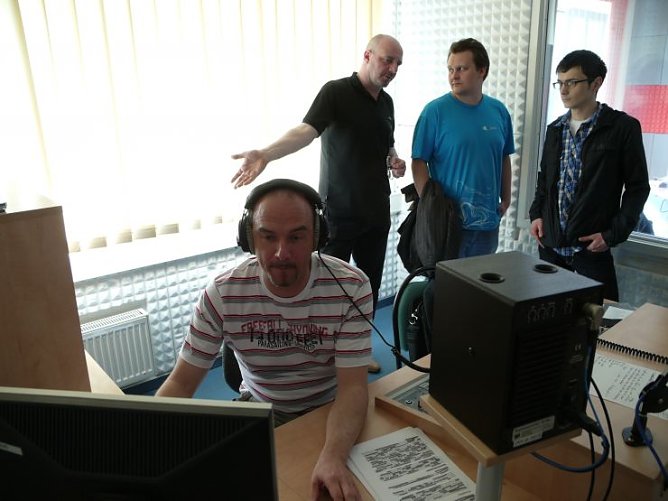 Olaf Schulze zeigt den Besuchern den Sender (Foto: Angelo Glashagel) Olaf Schulze zeigt den Besuchern den Sender (Foto: Angelo Glashagel)