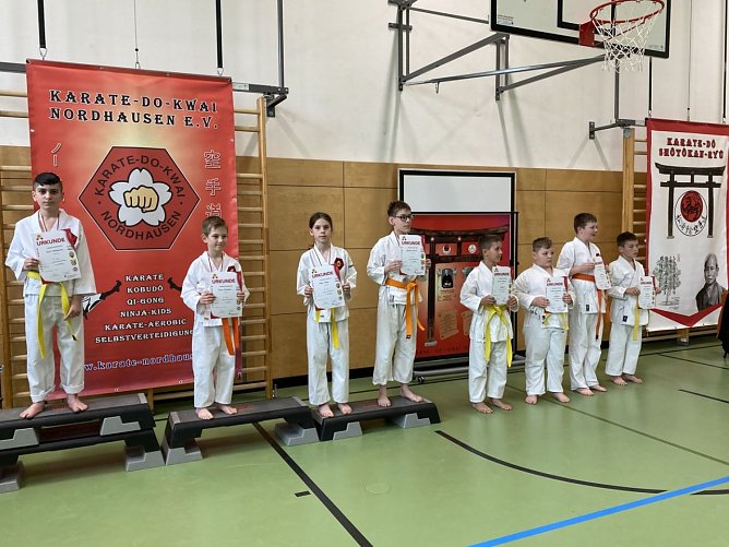 Siegerehrung Gelb und Orange der M&auml;nner (Foto: Karate Do Kwai)