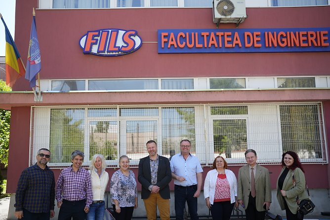 Prof. Dr. Ing. Michael Rutz (5. v.l.) und Dipl-Ing.(FH) Frank Einicke (6. v.l.) zu Gast in Bukarest (Foto: HSN)