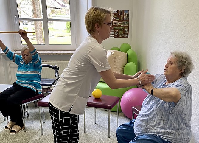 Seniorenpflege in der Neanderklinik in Ilfeld (Foto: Neanderklinik) Seniorenpflege in der Neanderklinik in Ilfeld (Foto: Neanderklinik)