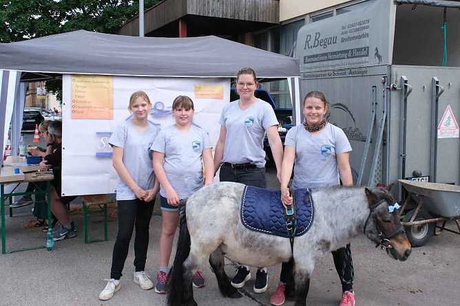 Das Bahnhofsfest hat begonnen (Foto: P.Blei) Das Bahnhofsfest hat begonnen (Foto: P.Blei)